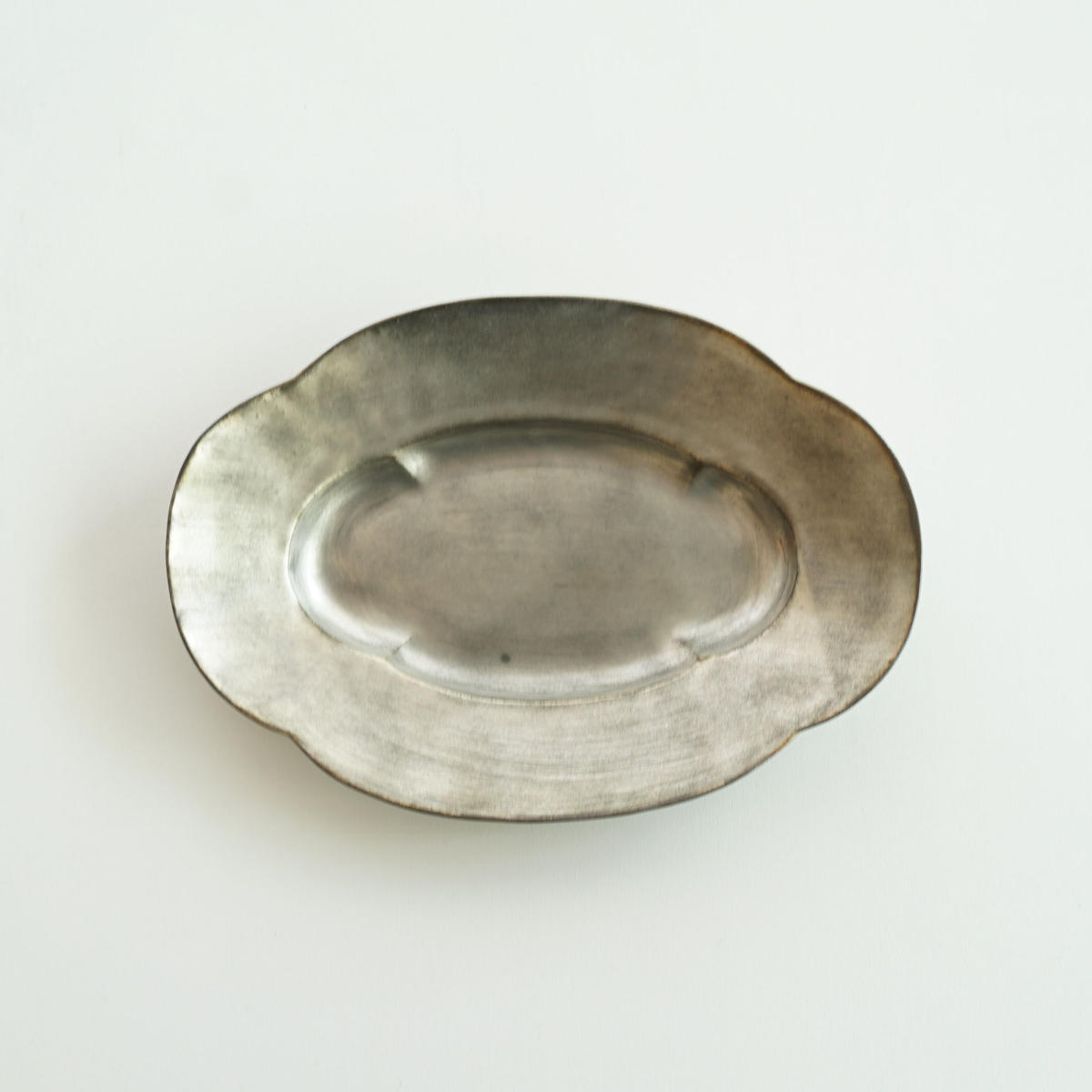 安藤雅信 銀彩ピューター輪花皿径24×2.5cm