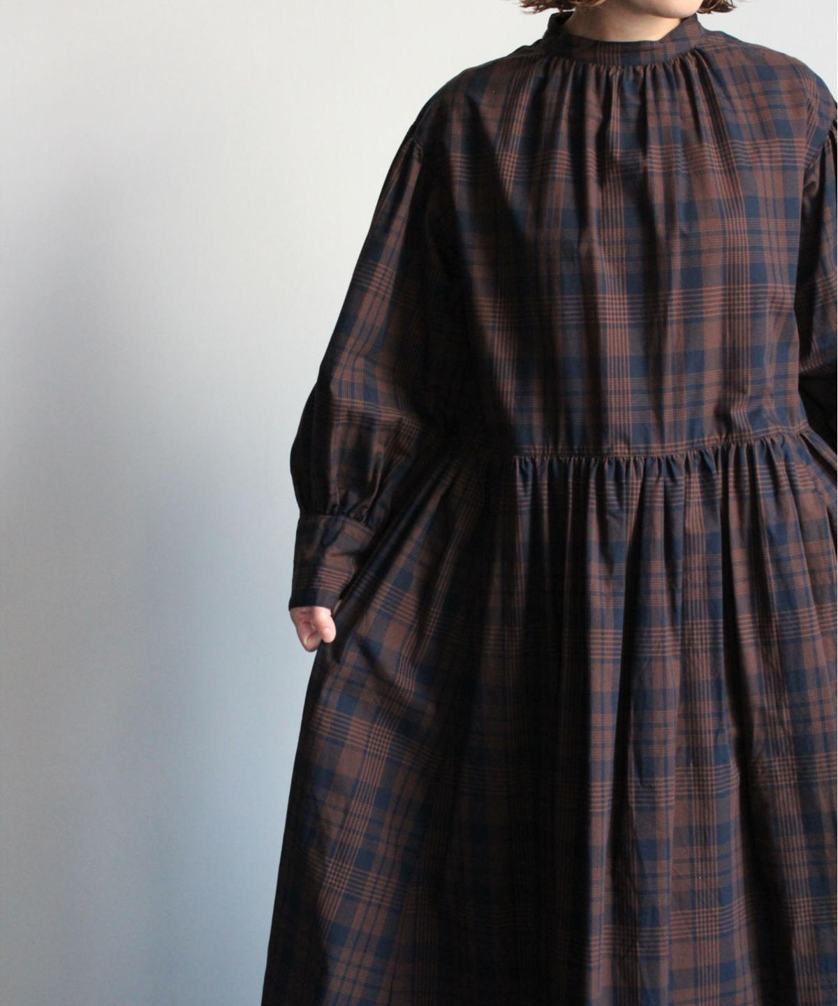 Ut3op005 バンドカラー ギャザーワンピース Galerie Tissu Ut3op005 バンドカラー ギャザーワンピース Galerie Tissu