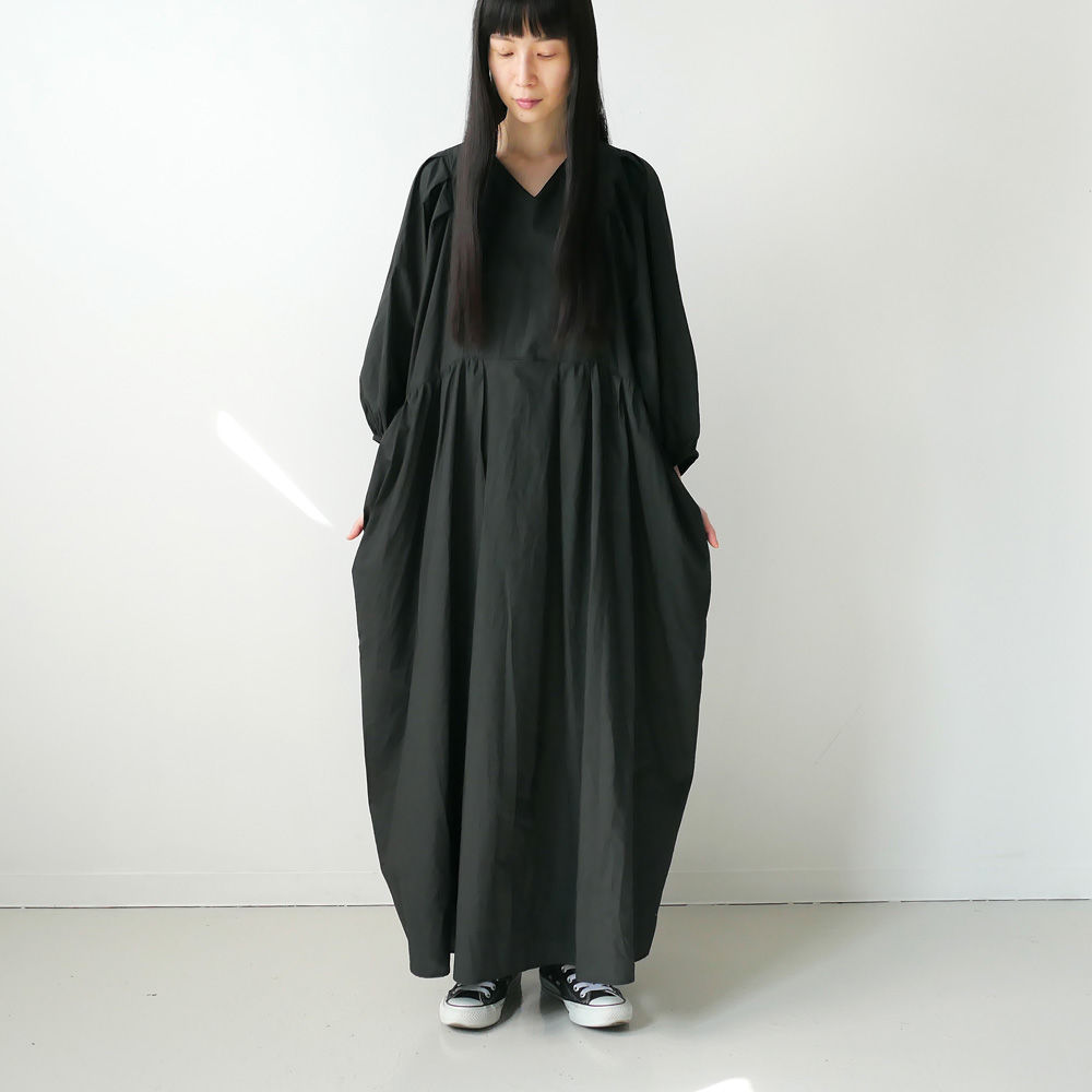 Universal Tissu ユニヴァーサルティシュ ナチュラルタイプライター Vネックギャ