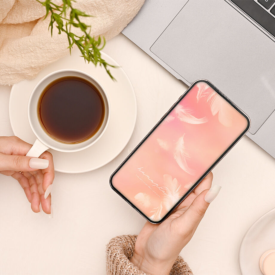 恋愛運アップ 優しい気持ちになれるサーモンピンクとふんわり羽根がおしゃれなスマホ壁紙 お