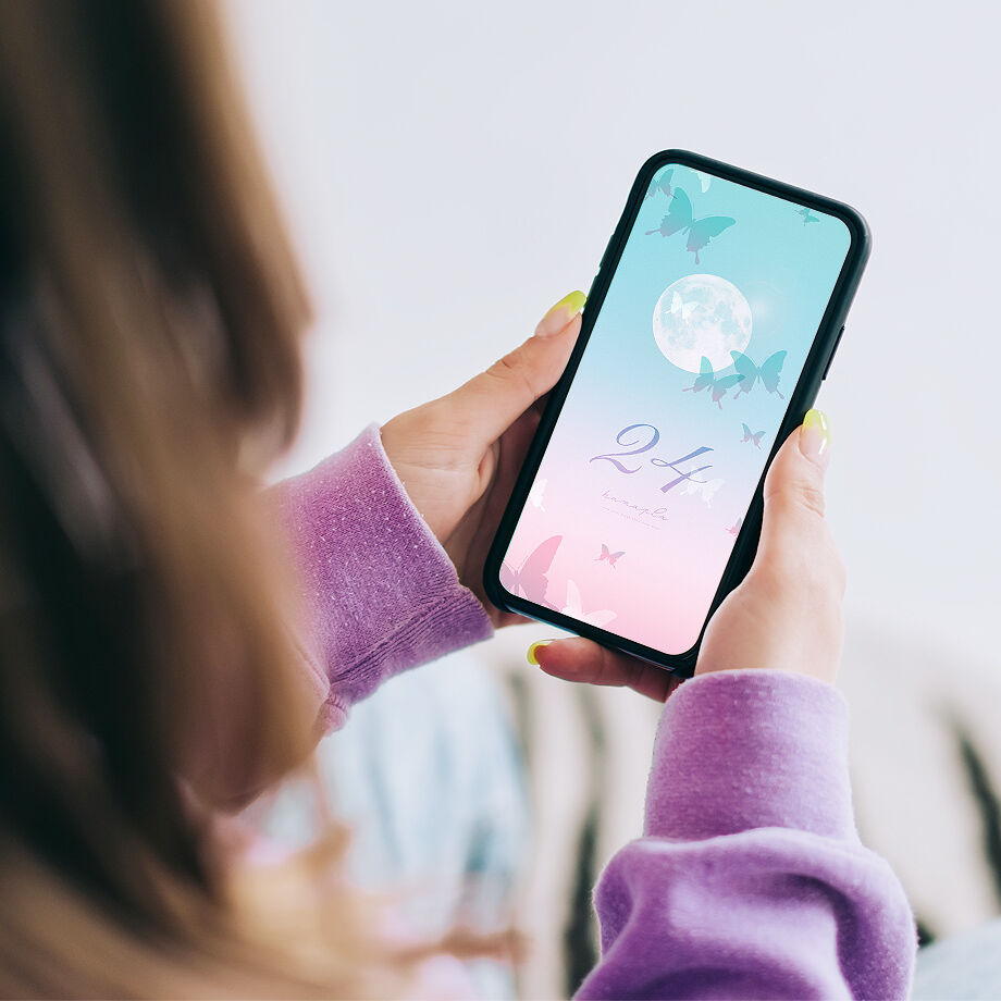 幸せを運ぶ蝶と幸運数字24 満月が神秘的 透明感のあるブルーとピンクが爽やかなスマホ壁紙