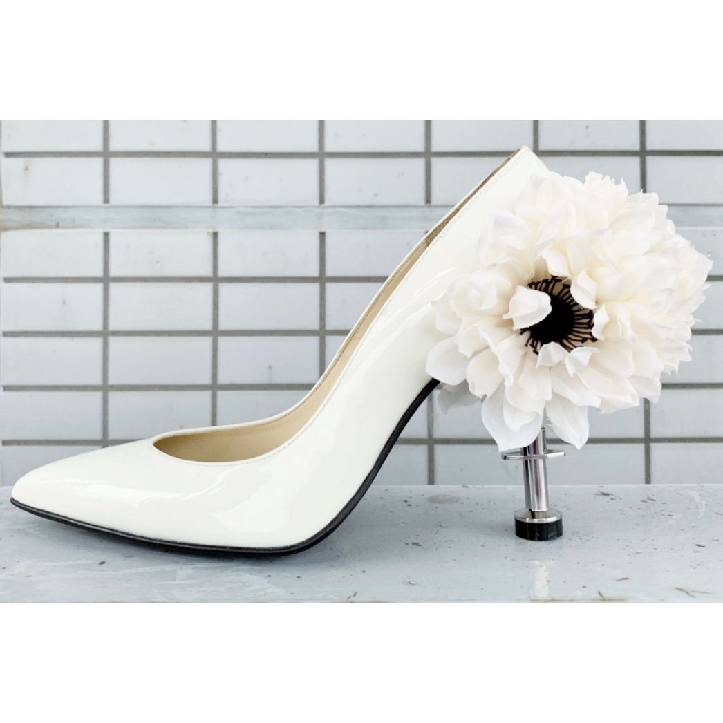 hazama 惹き鉄となるヒールパンプス ホワイト 23.0cm
