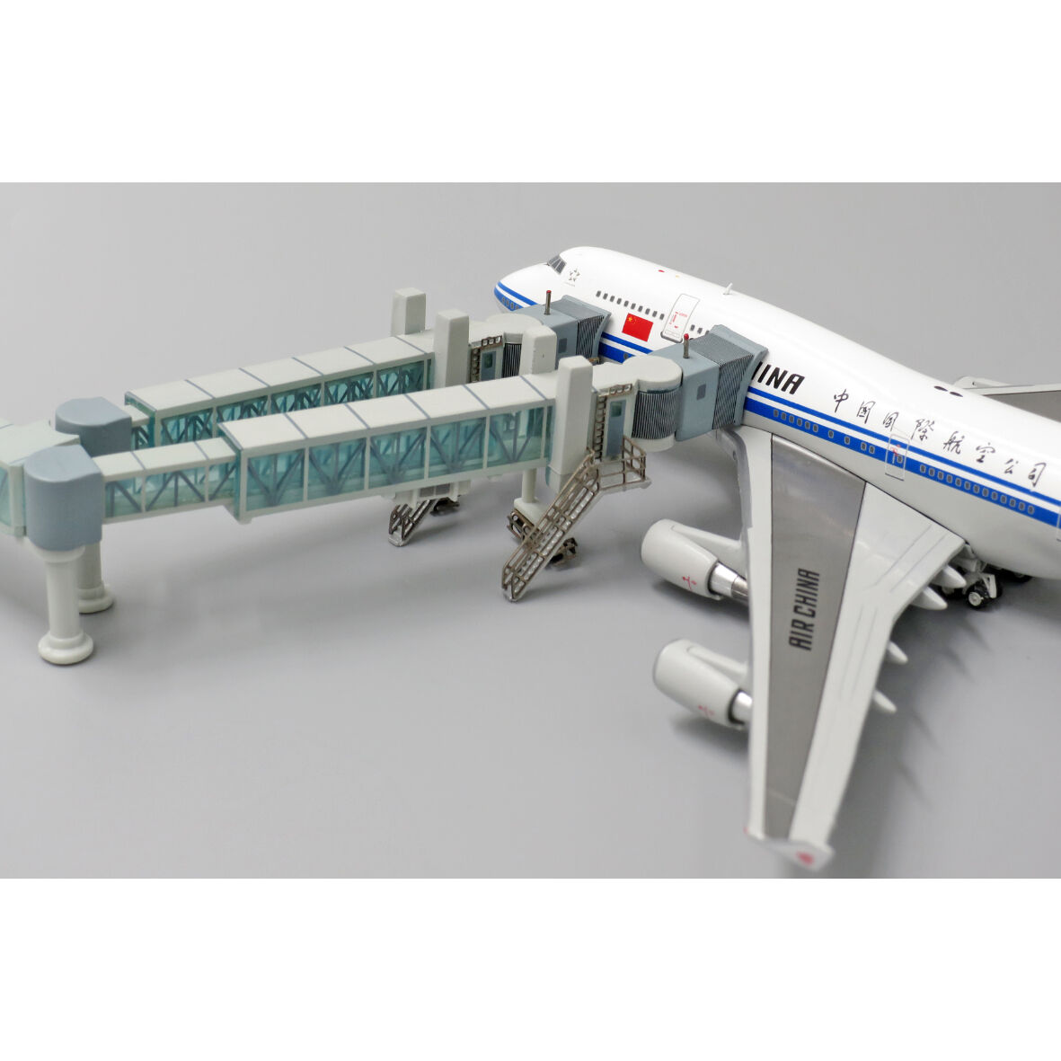 1/400空港ジオラマボーディングブリッジB747（透明）2点