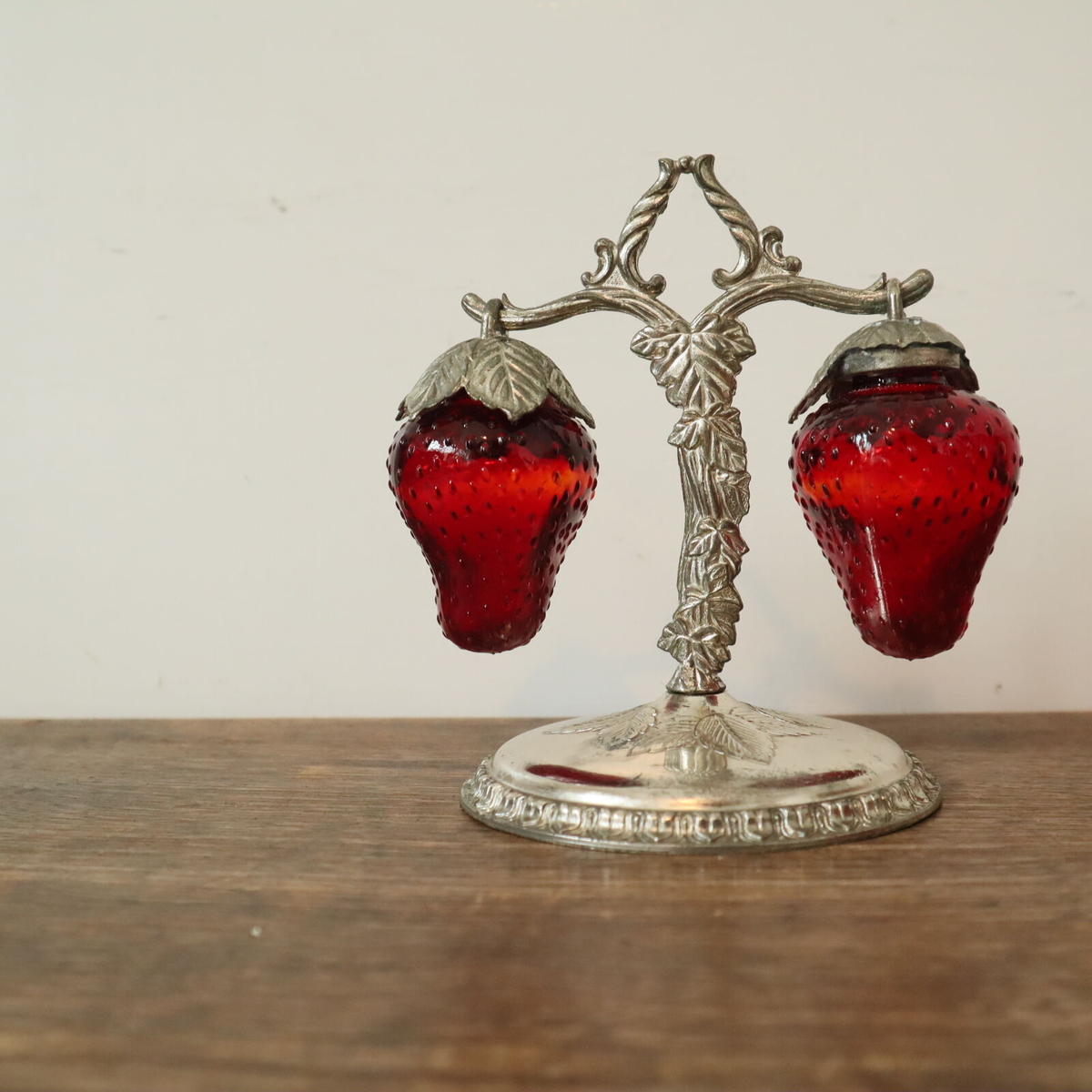 古道具369 】苺のソルト&ペッパー入れ 赤色ガラス | 古道具 イエノコモノ