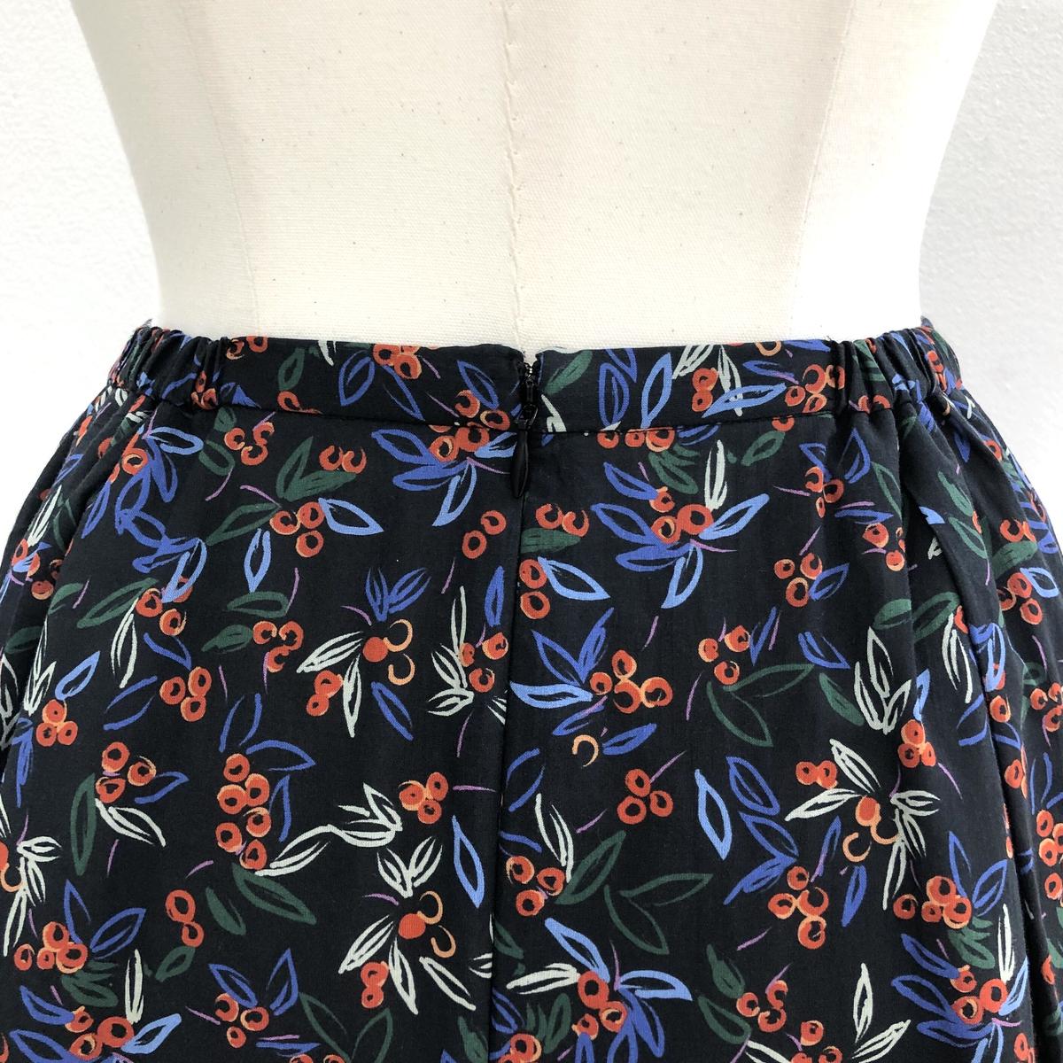 No.2203100 ブラックチェリープリントスカート Made in Japan