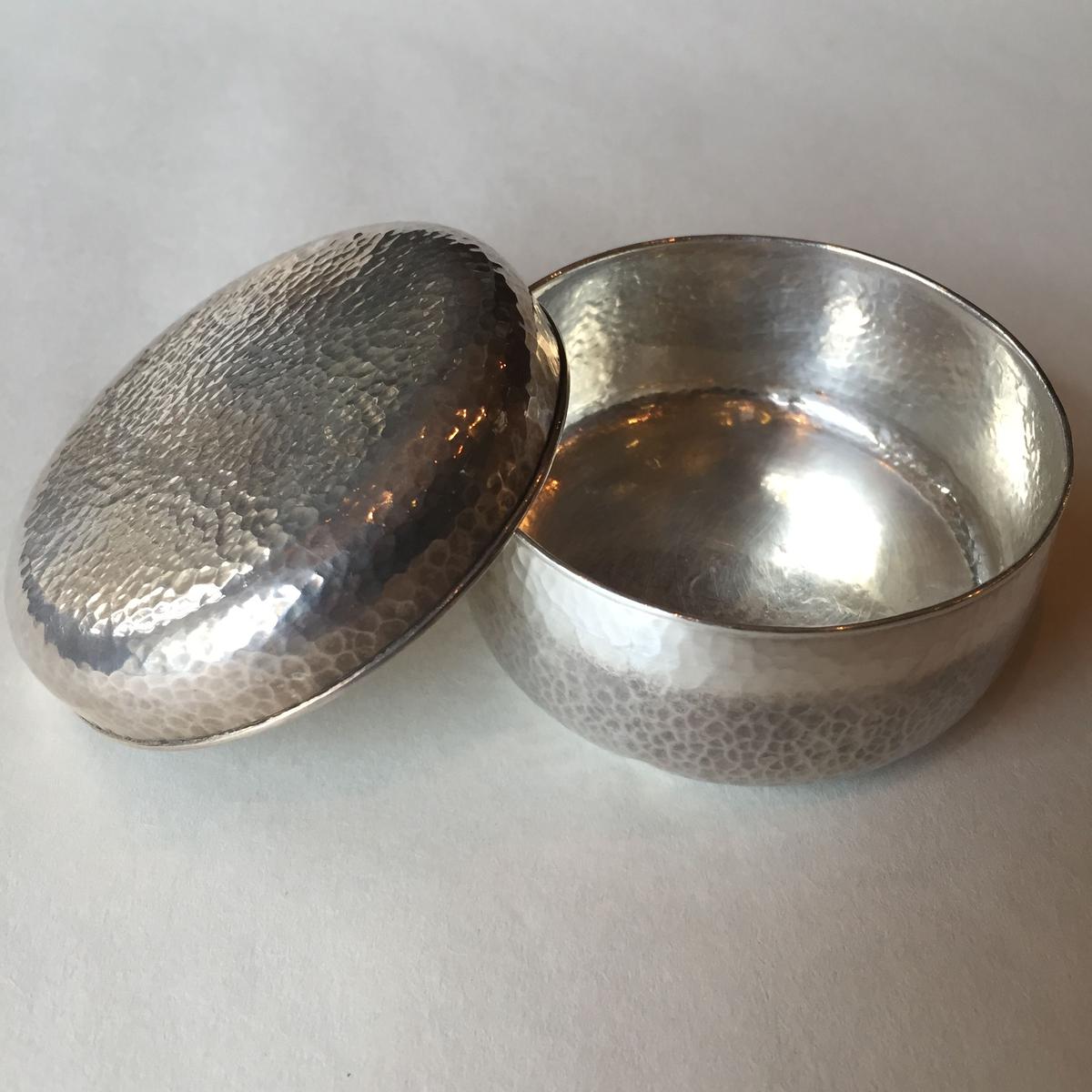 美品 大阪淀屋橋 尚美堂 造 純銀製 槌目打菓子器 蓋盒 ヤンポ 共箱