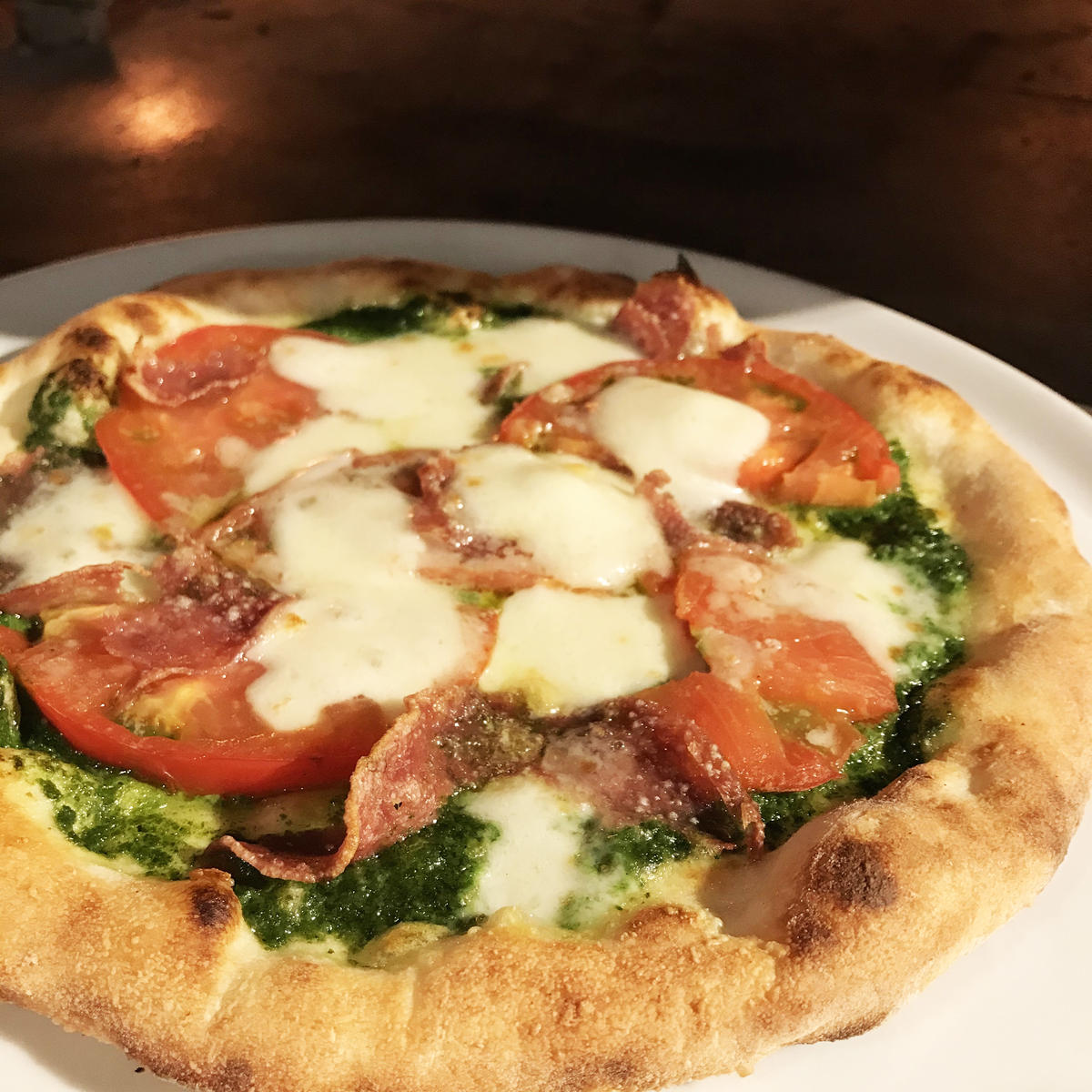 薪焼きピッツァ：ミラノサラミとバジルたっぷりソースのピッツァ【ジェノベーゼ】 pizzer...