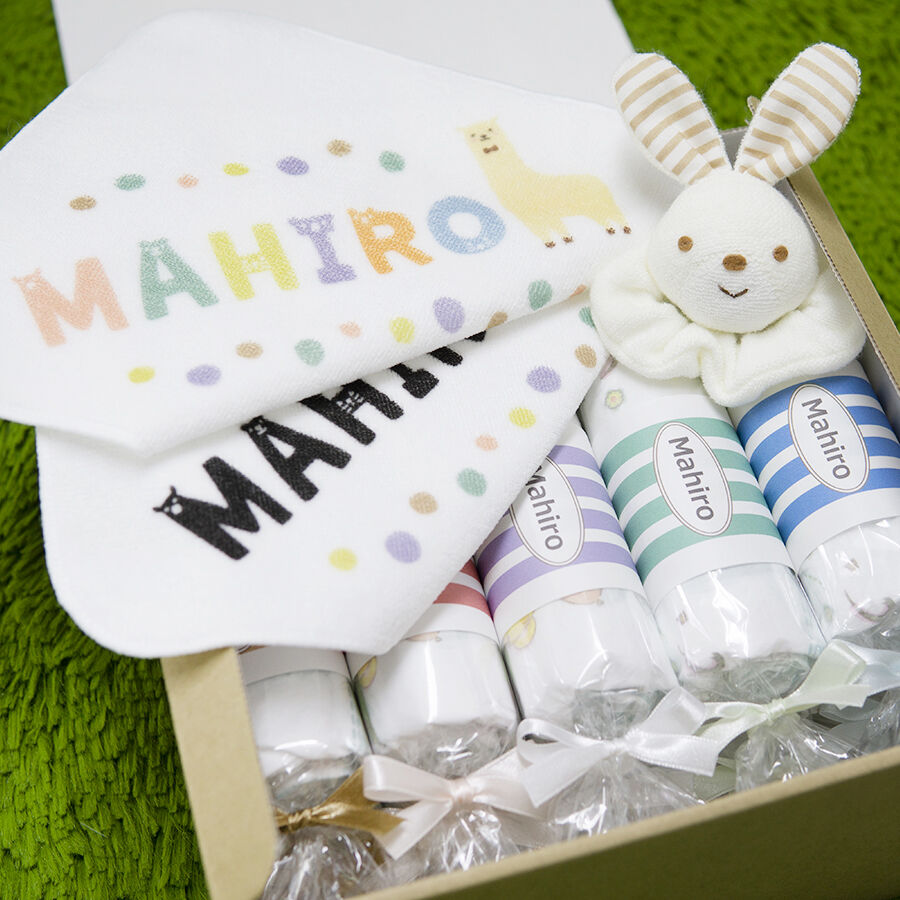 もらってうれしい出産祝い 名前入りおむつキャンディーとがらがら 名前入りハンカチのセット