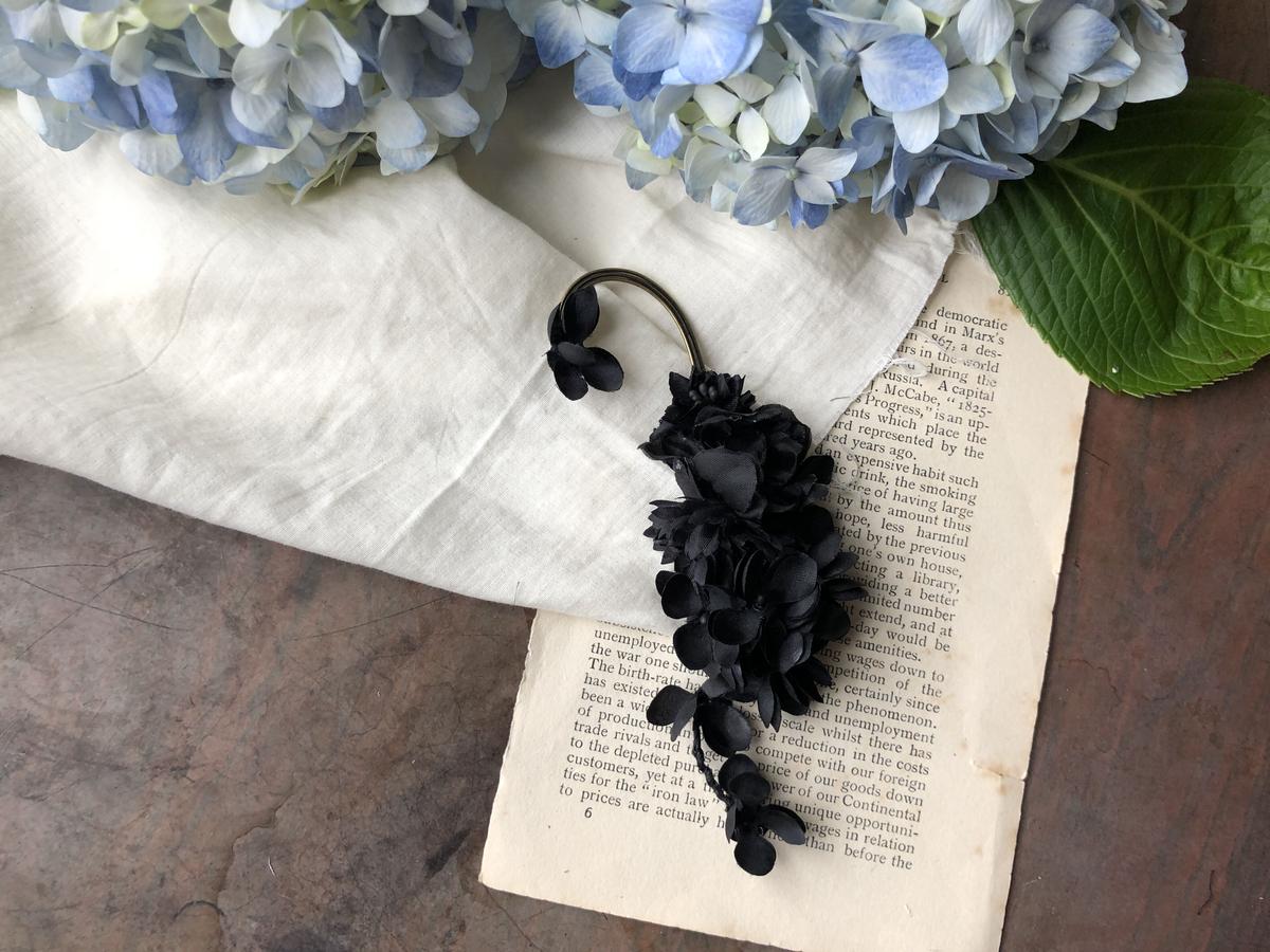 黒いあじさいのイヤーカフ Lilaf M Soeur Online Shop
