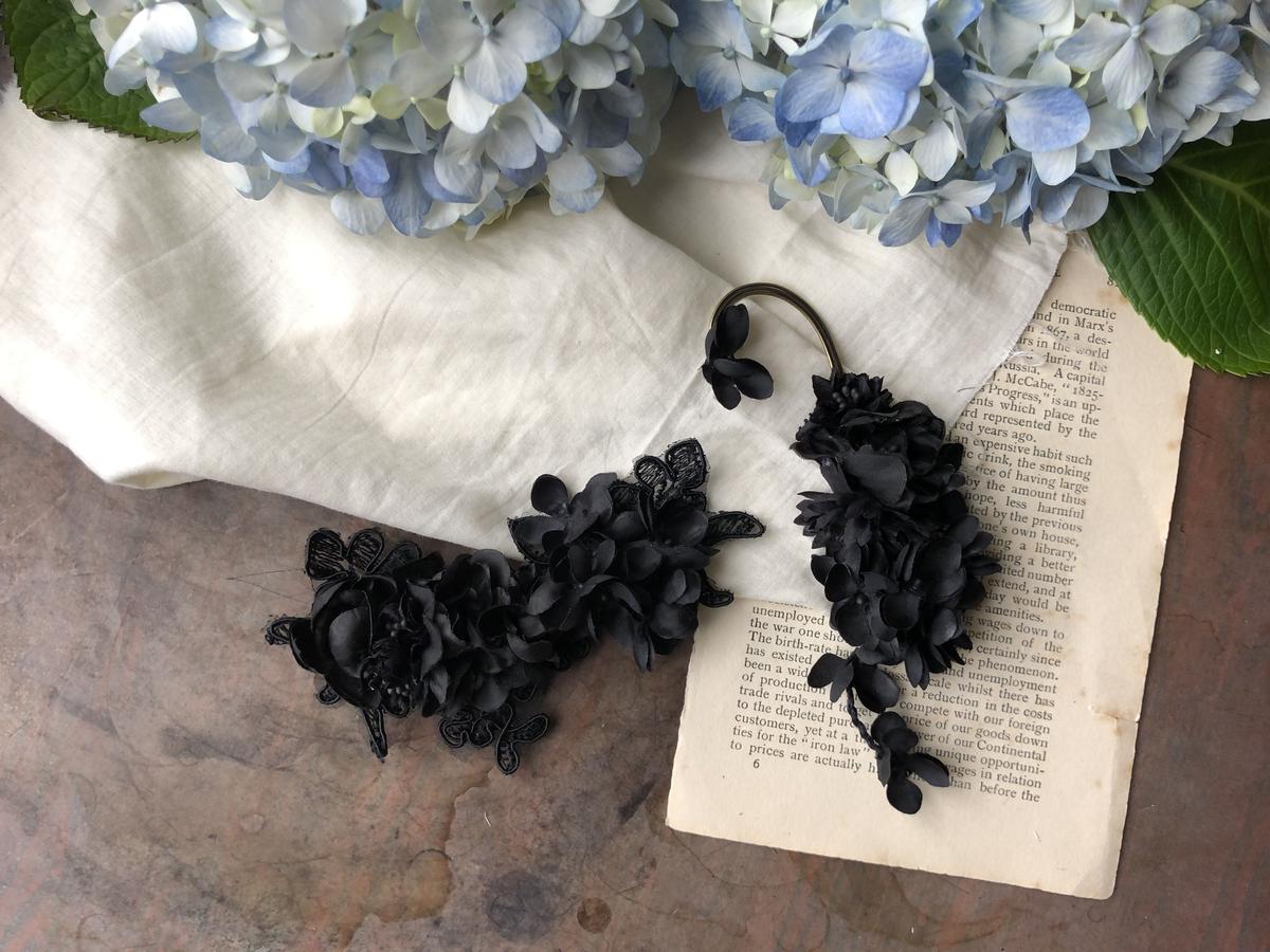 黒いあじさいのイヤーカフ Lilaf M Soeur Online Shop