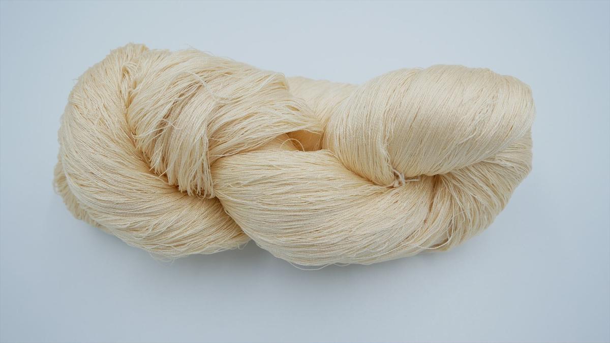 西陣織で使われている絹糸 綛糸 かせいと 絹紡績糸 ベージュ 西陣岡本