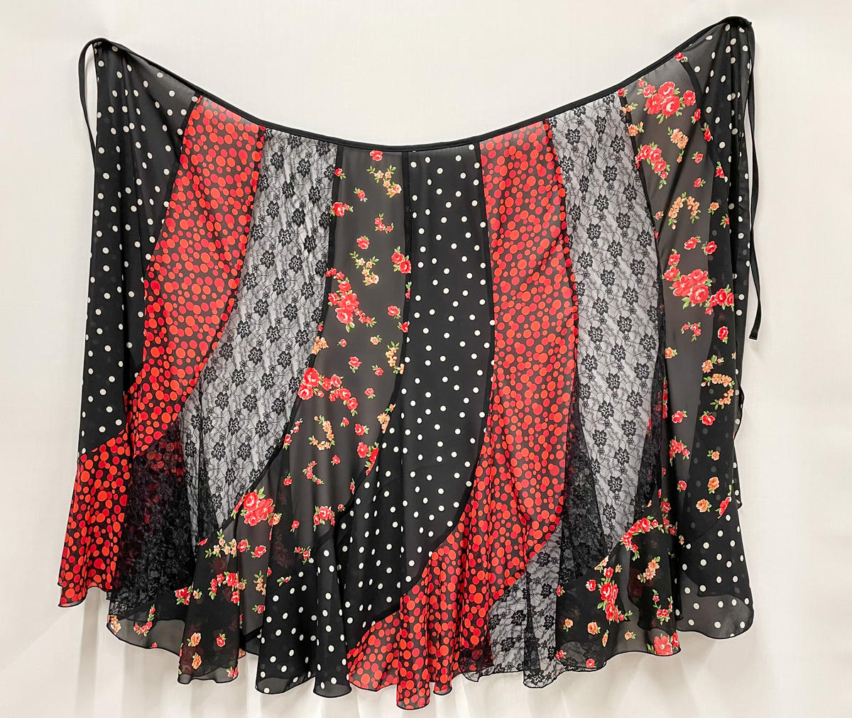 売り切り希望❗️フラメンコ　黒バラ衣装 巻きスカート 白黒バラ 水玉レース お花レース 黒×白水玉