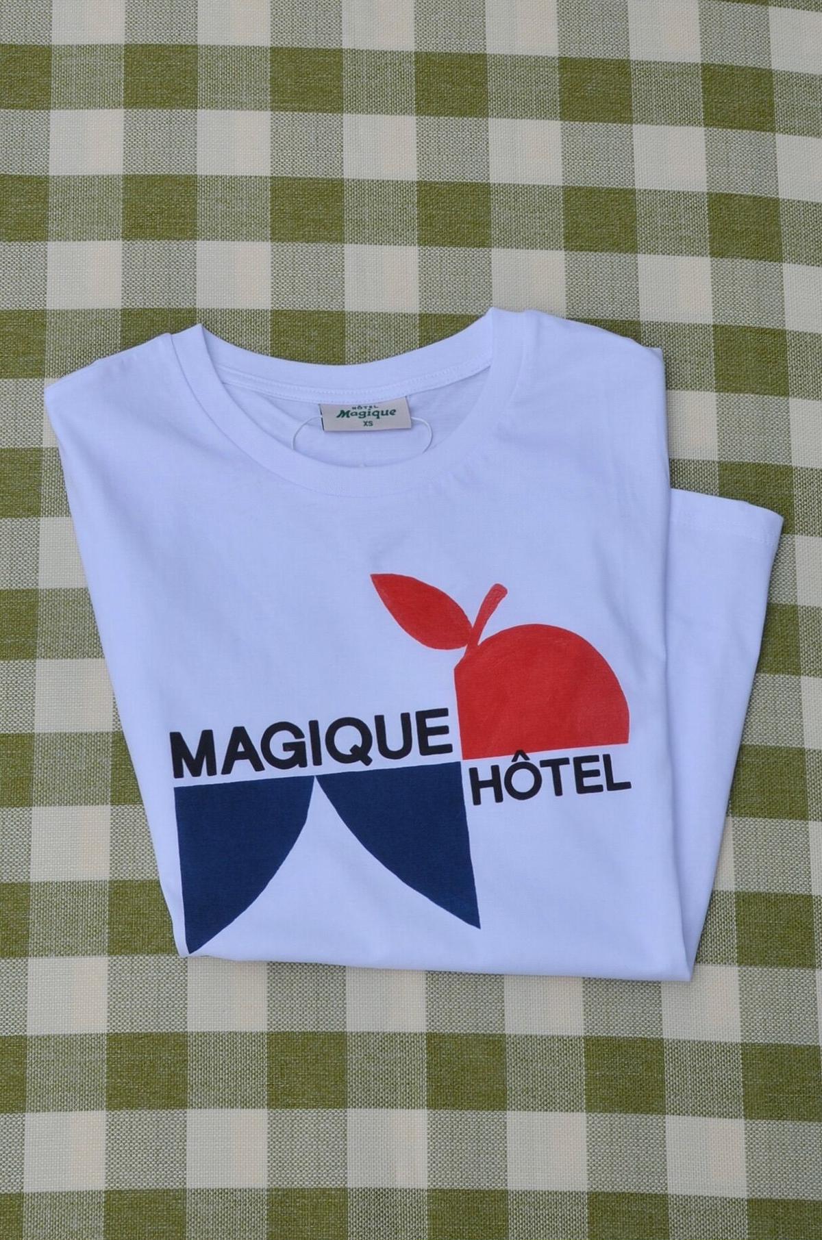 Hotel Magique / Un Hôtel Magique tshirt THE