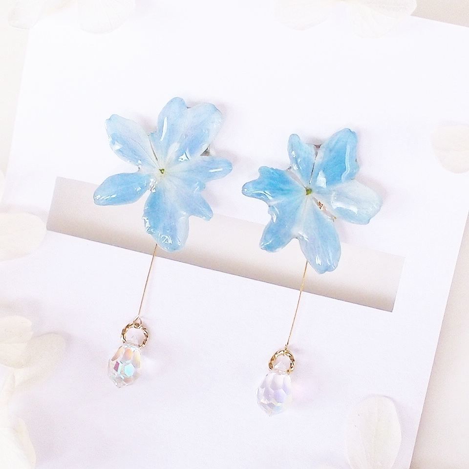 Kaleidoscope Drops 本物のお花 小さな 万華鏡 紫陽花と虹色雫のイヤリング あじさい アジサイ 藍 梅雨 押し花 ドライフラワー