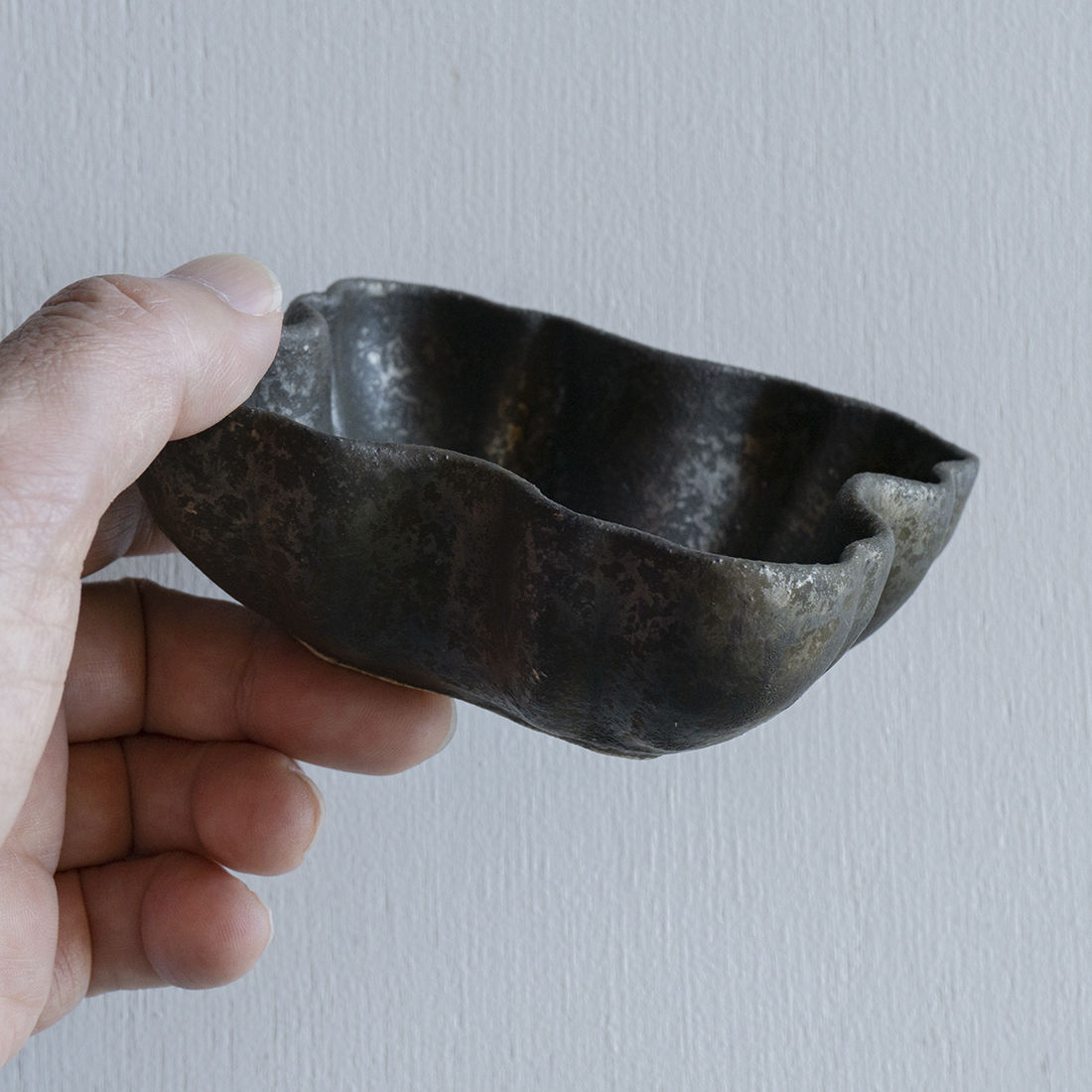 安福由美子さん 錆フリル四方皿 安福由美子｜錆フリル四方皿｜作家のうつわ通販｜和食器セレクト