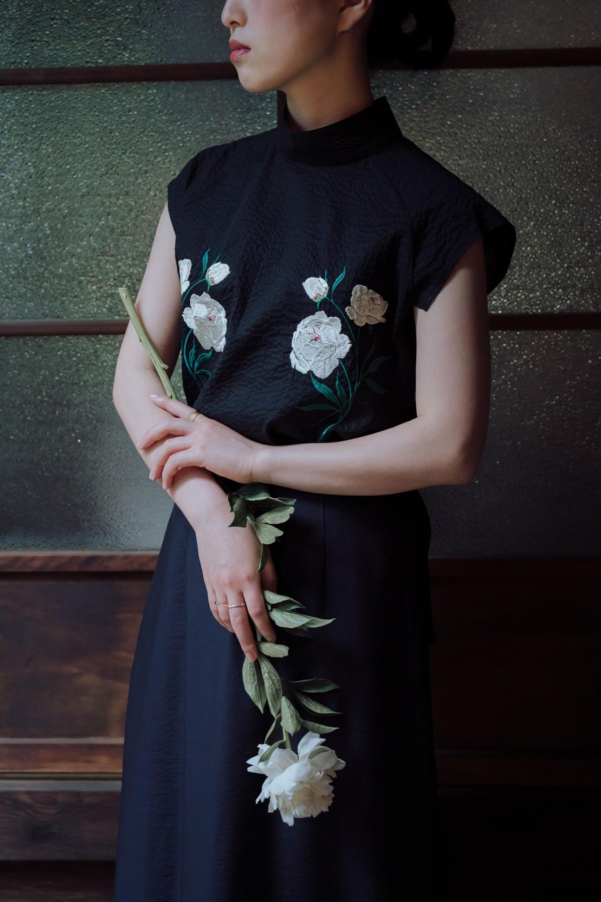 花を着るブラウス#01【芍薬】-black- | iCONOLOGY 最前線の 花を着るブラウス#01【芍薬】-black- シャツ/ブラウス(半袖/袖なし)