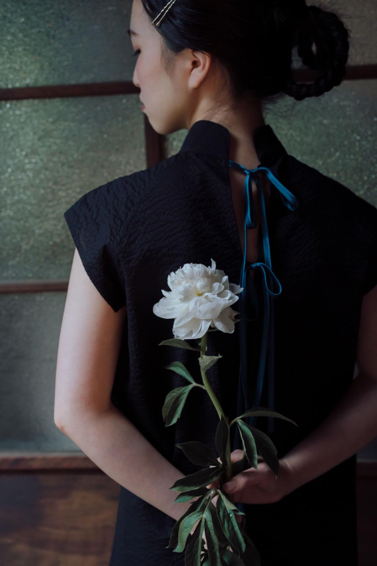 花を着るブラウス#01【芍薬】-black- | iCONOLOGY 最前線の 花を着るブラウス#01【芍薬】-black- シャツ/ブラウス(半袖/袖なし)
