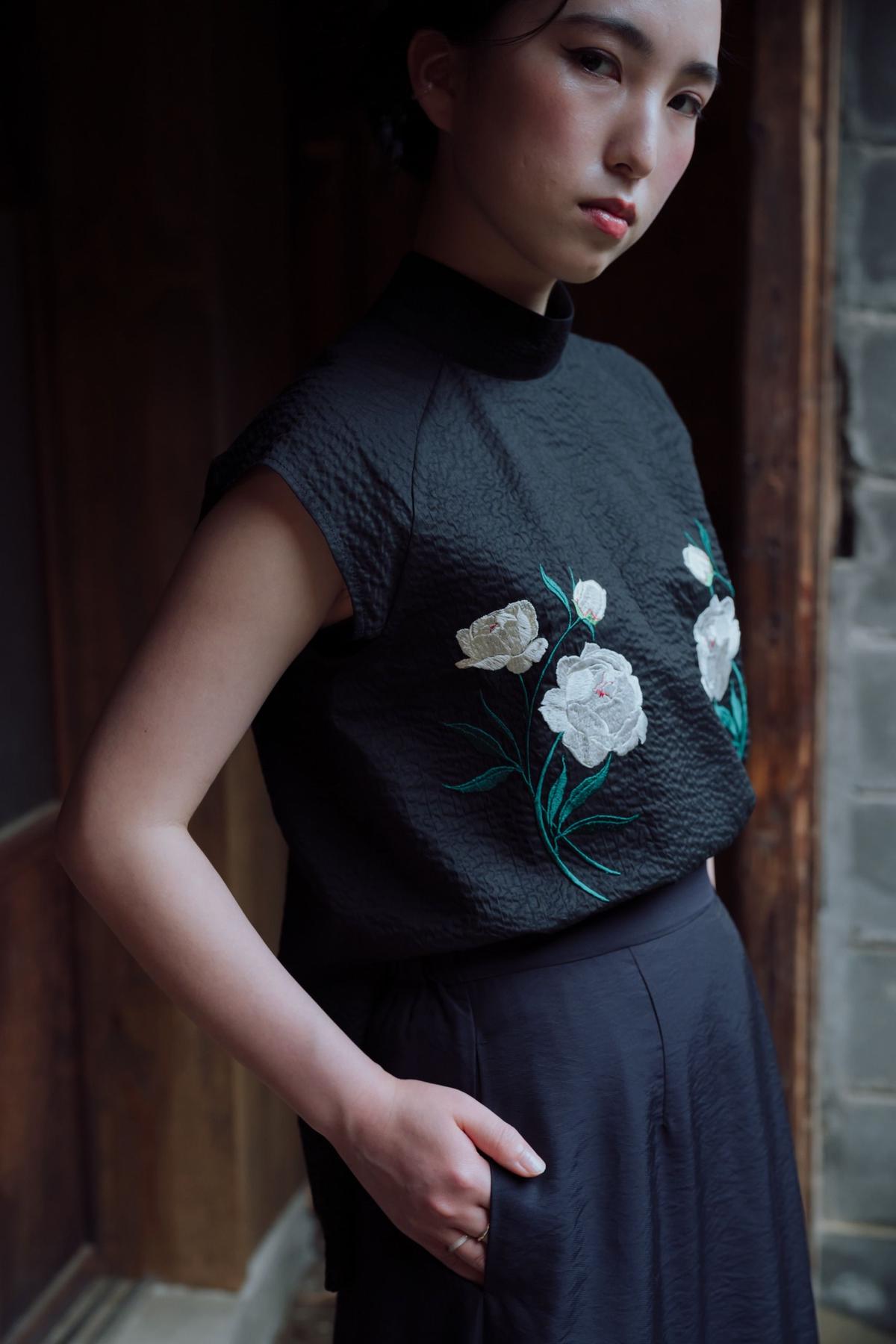 花を着るブラウス#01【芍薬】-black- 最前線の 花を着るブラウス#01【芍薬】-black- シャツ/ブラウス(半袖/袖なし)
