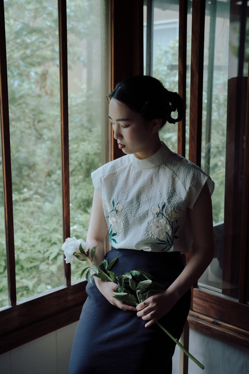 花を着るブラウス#01【芍薬】-ivory- | iCONOLOGY 最前線の 花を着るブラウス#01【芍薬】-black- シャツ/ブラウス(半袖/袖なし)