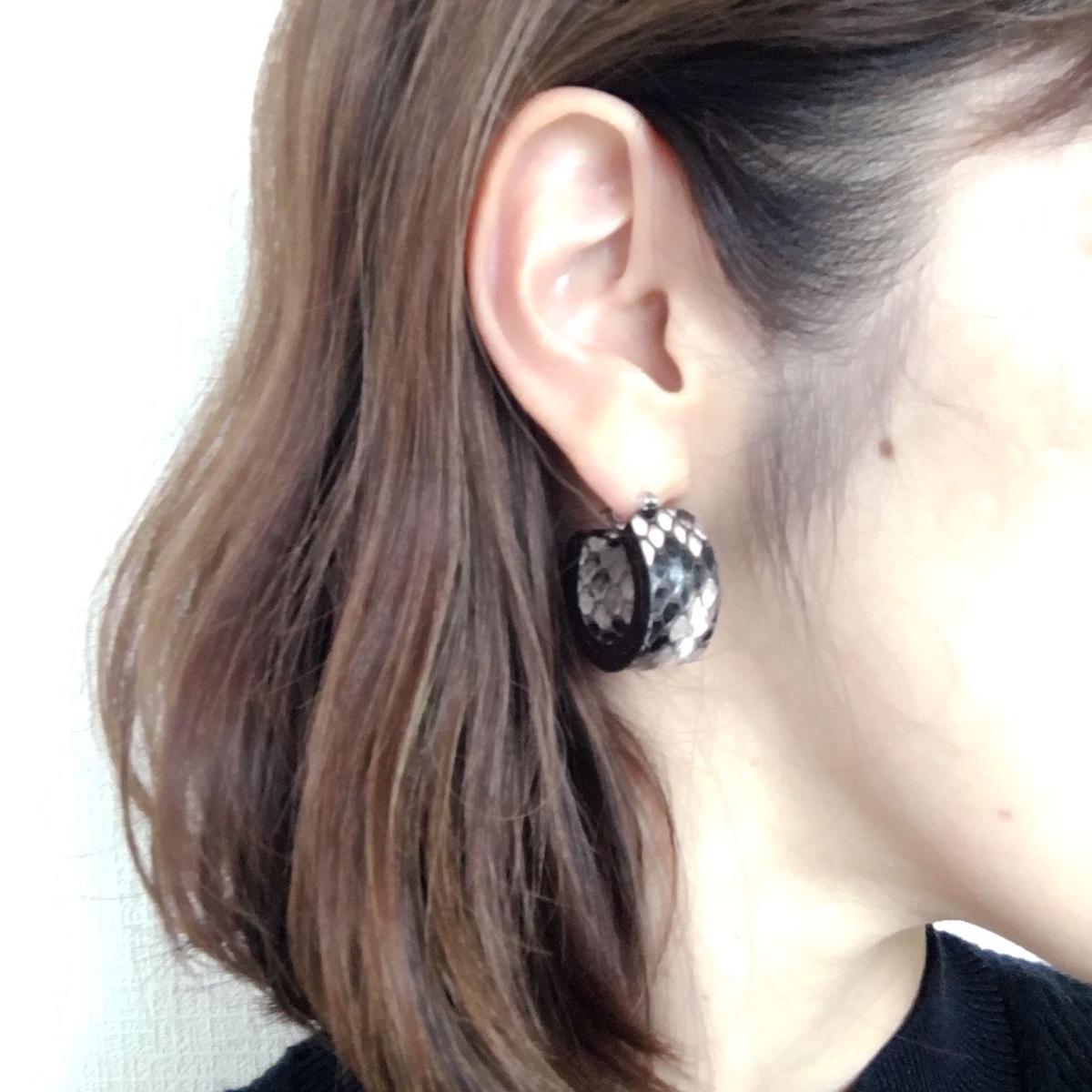 ヘビ革 コロンと軽いリングピアス 牛革 パイソン 革 Milcomvalley