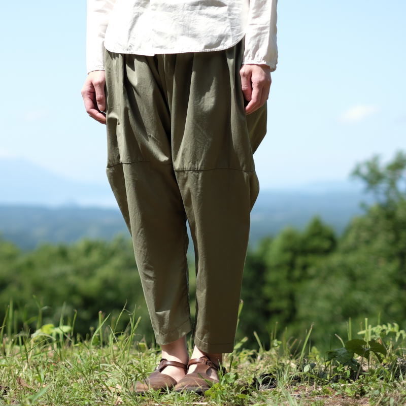 homspun コットンツイルギャザーパンツ(カーキ) | Mono.