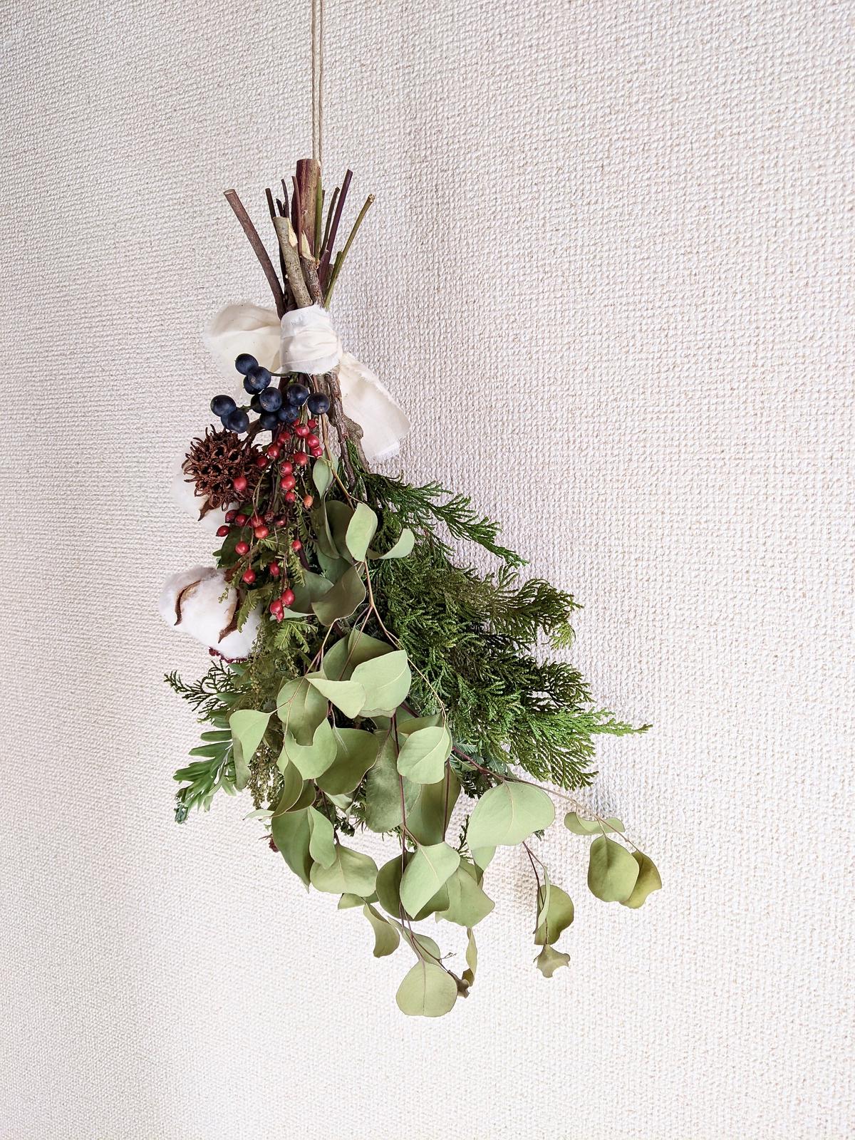 コットンと野バラの実とシャリンバイを組み合わせた 素朴な冬ドライフラワー スワッグ May