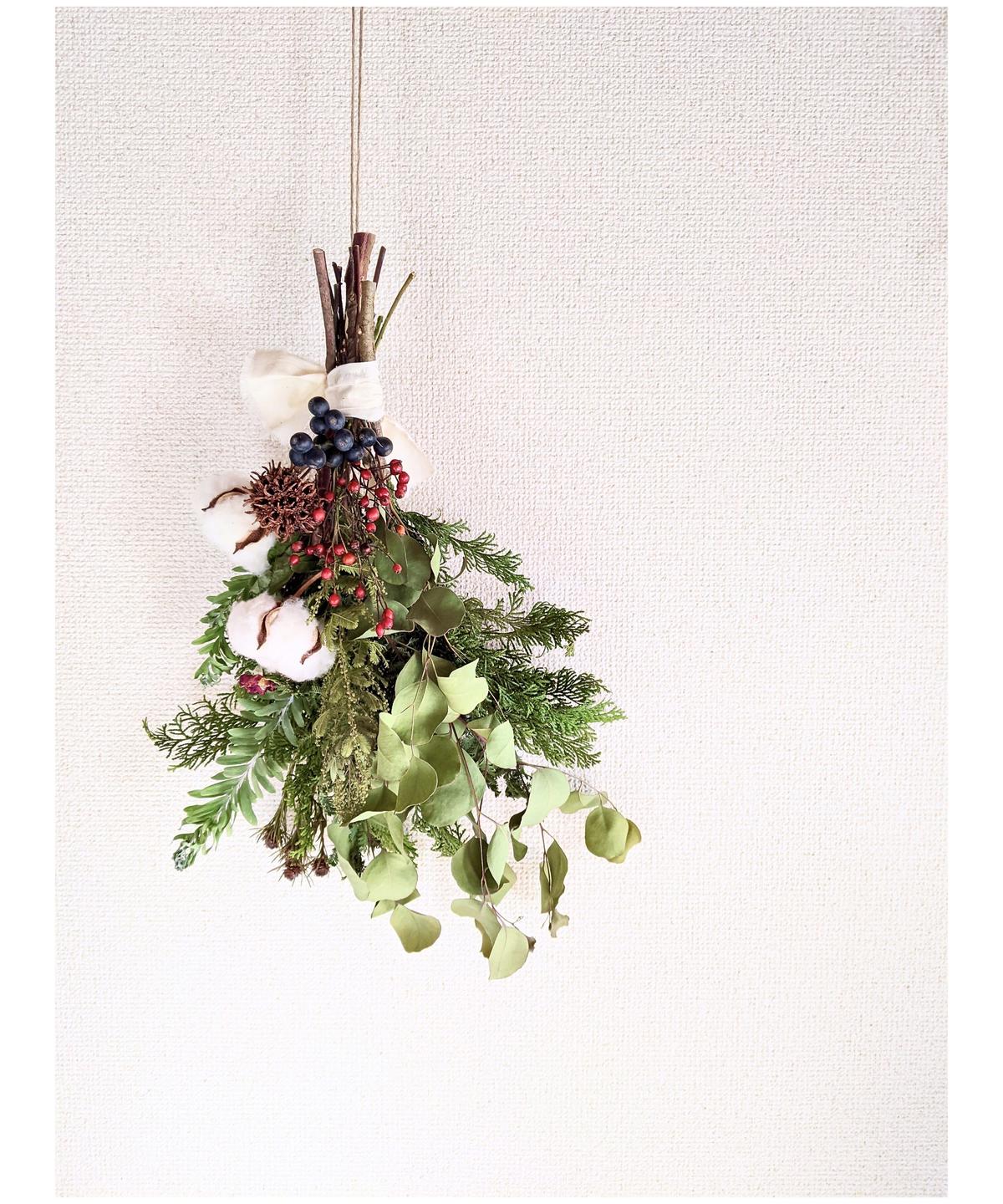 コットンと野バラの実とシャリンバイを組み合わせた 素朴な冬ドライフラワー スワッグ May