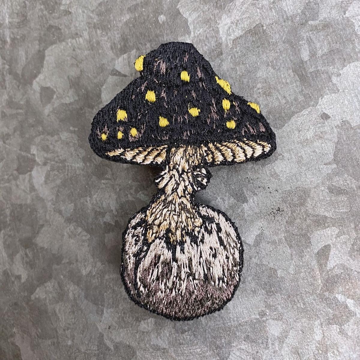 黒タマゴタケ ブローチ Kwento Embroidery