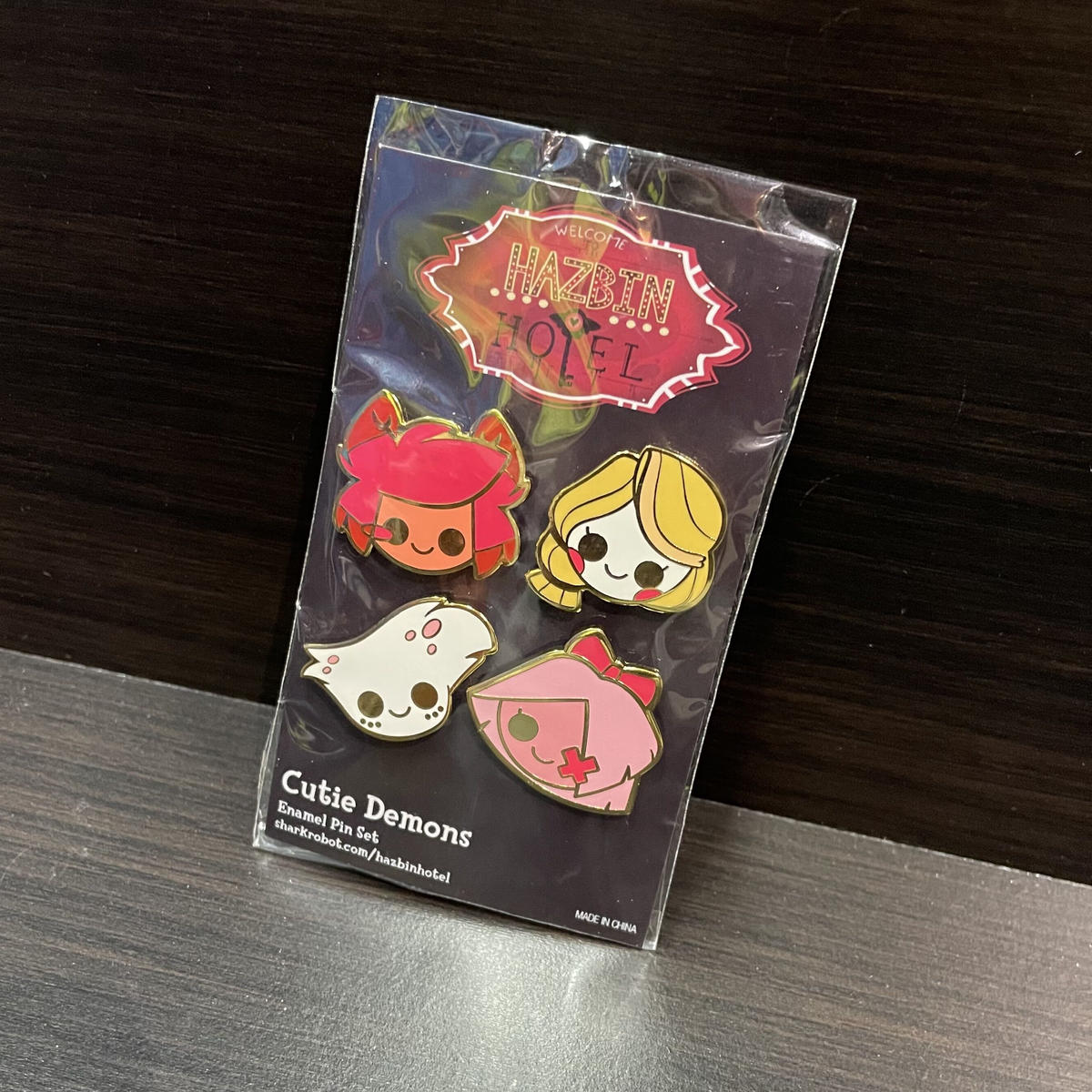 ハズビンホテル アラスター ピンバッジ ハズビンホテル アラスター Tシャツ ピンバッチ