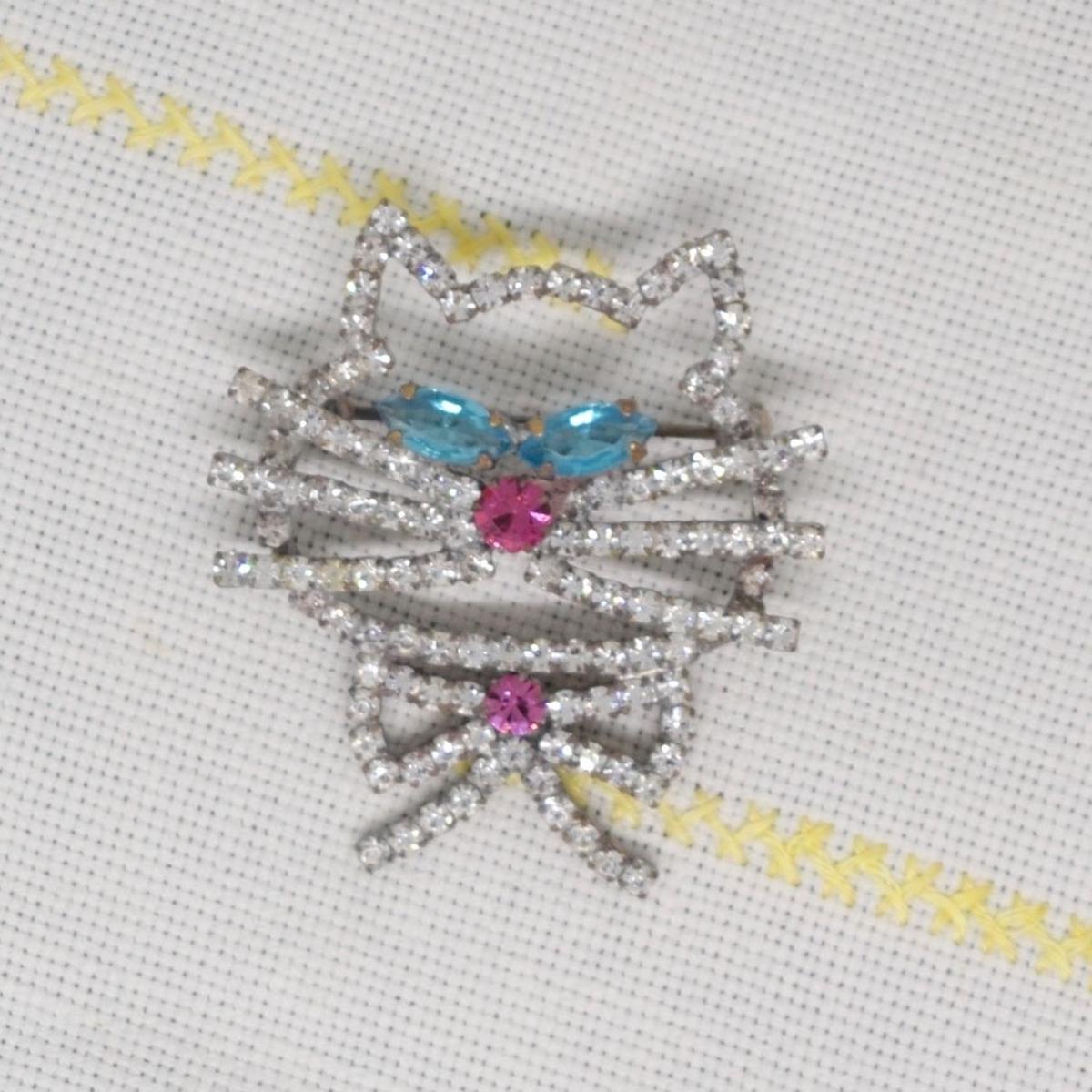 チェコ ガラスラインストーンブローチ 青い目の猫さん | Kitten Blue