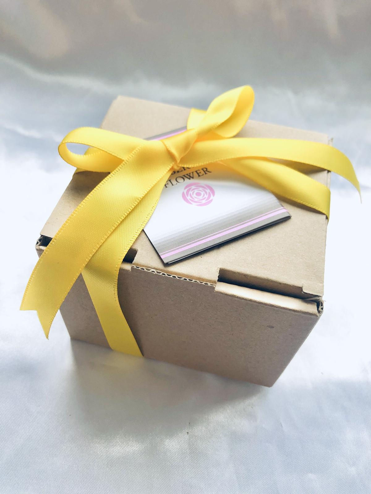 黄色の四ツ葉のクローバードーム プリザーブドフラワー ギフトボックスリボンラッピング付き 世都華