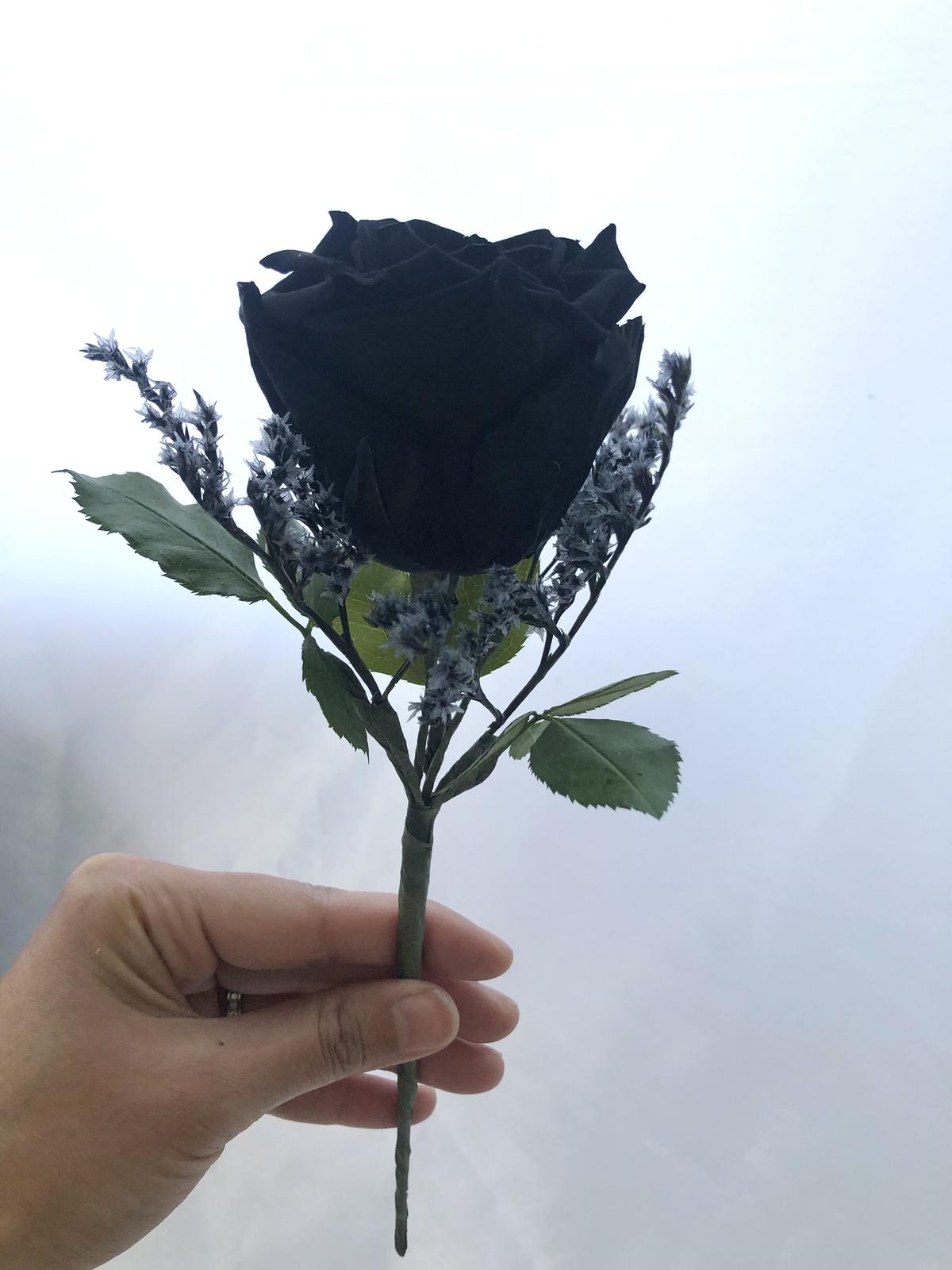 プリザーブドフラワー大輪の黒薔薇一輪花束永遠の愛 花束ラッピング 世都華