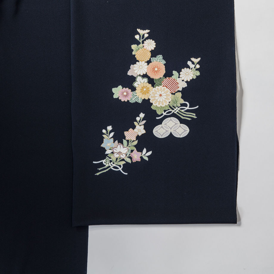 【着】19680o 色留袖　一つ紋　金駒刺繍　地紙に古典花文様　着物 三越ちりめん色留袖「手描き友禅 地紙に鶴・金駒刺繍」 | すべて