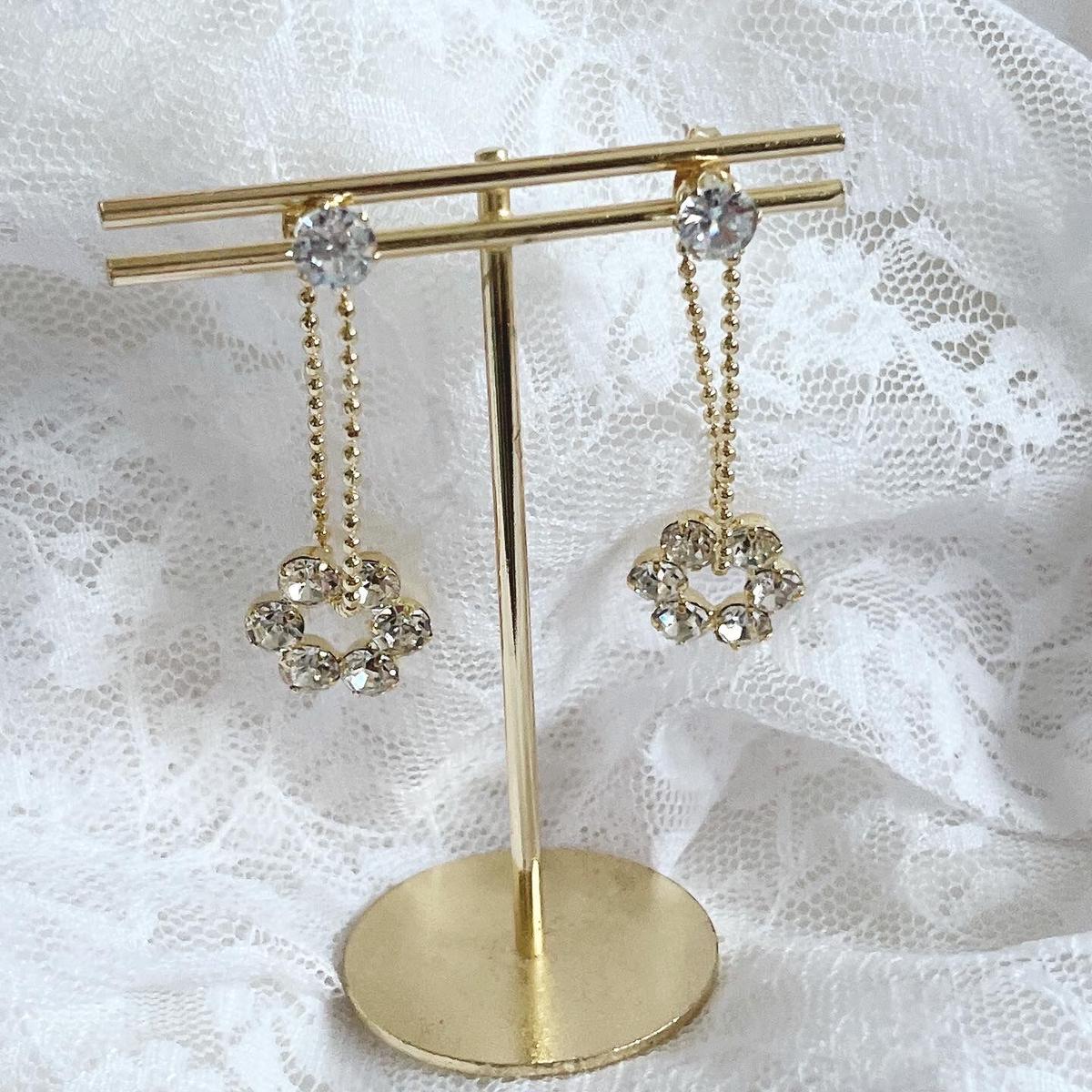 ビジューフラワーチャーム ピアス | Amelia.