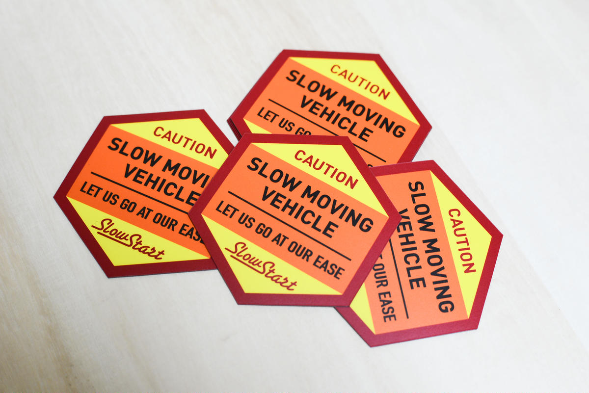 Slow Moving Vehicle ステッカー マグネットタイプ 1枚 Slow S