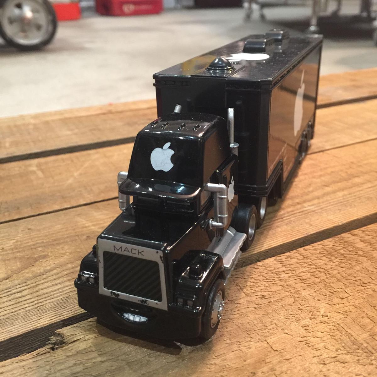 Disney Pixar Cars ブラックアップルトレーラー ディズニーピクサーマテルカーズ