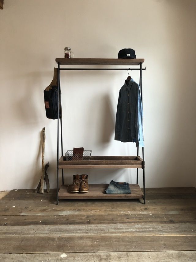 無骨でインダストリアルなアイアン製のディスプレイハンガーラック