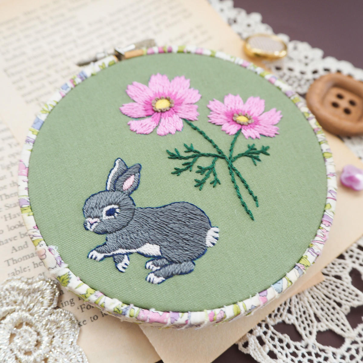 無料刺繍図案 うさぎと花 10月コスモス Spica Pika 無料刺繍図案 うさぎと花 10月コスモス Spica Pika