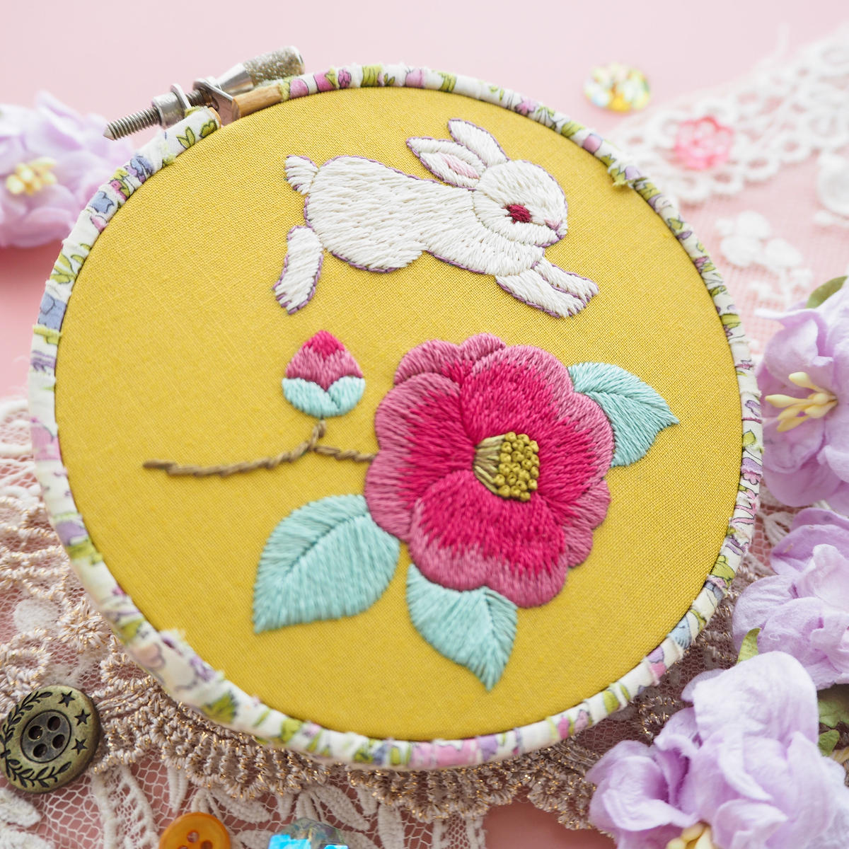 無料刺繍図案 うさぎと花 12月ツバキ Spica Pika