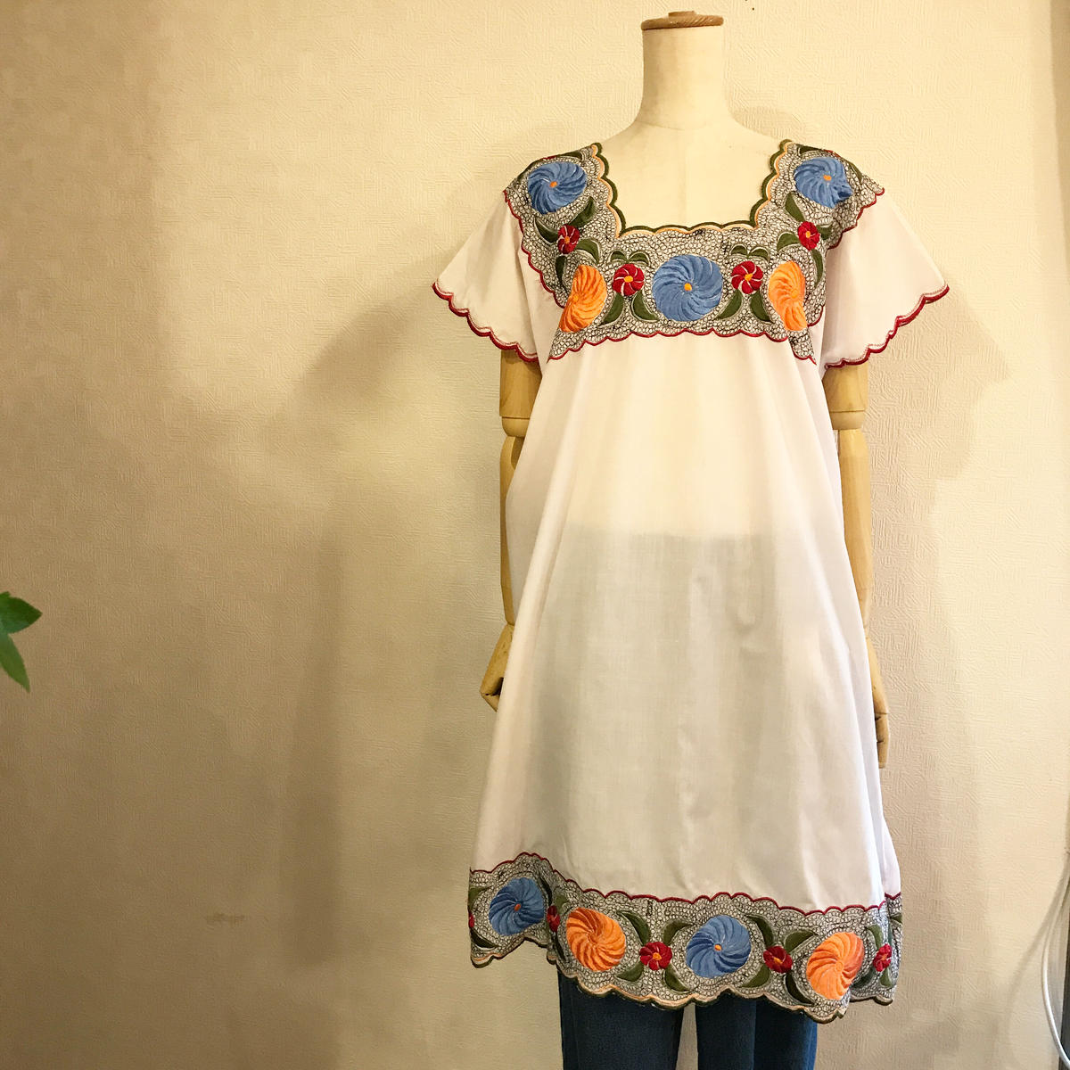 カラフル模様の刺繍ホワイトエスニックワンピース Sunchild Store