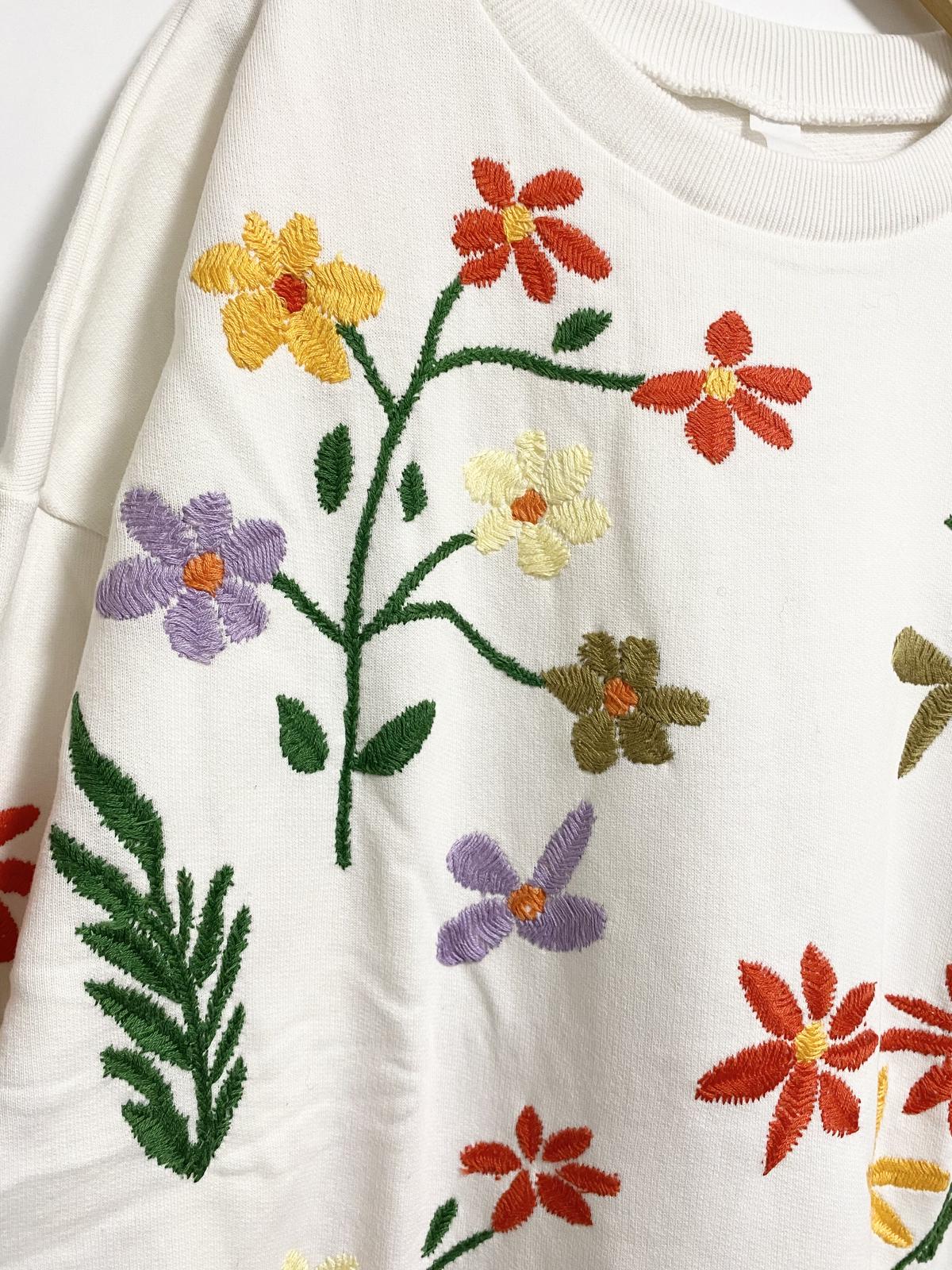 Niche / flower embroidery crew neck SWINGING
