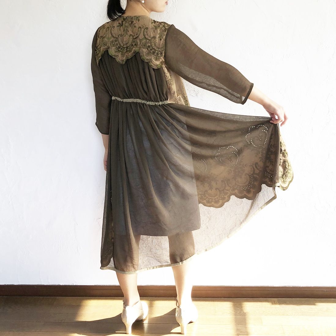 イタリア刺繍生地のシックで華やかなワンピースドレス 十 色 社