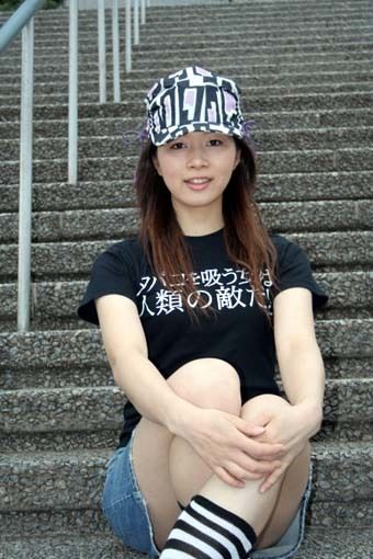 タバコを吸う女は人類の敵だ C 河崎実 Tシャツ Tシャツジャパン タバコを吸う女は人類の敵だ C 河崎実 Tシャツ Tシャツジャパン