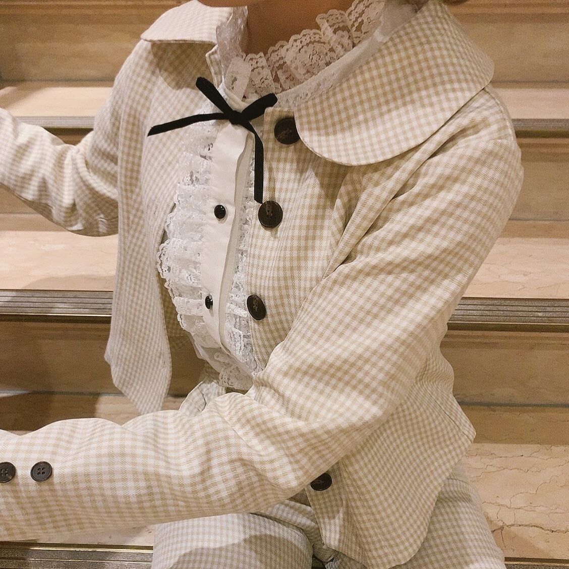 French classic lace blouse | Treat ürself