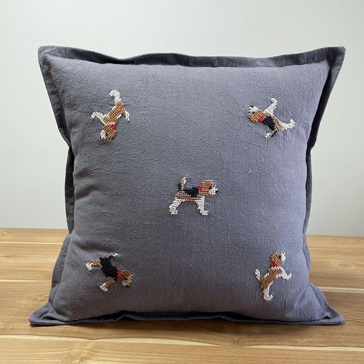 ビーグル刺繍 45㎝角 クッションカバー グレー | WOOLneedleworks