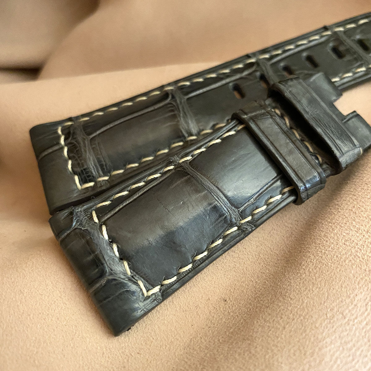 クロコダイル レザー 腕時計ベルト グレー (ラグ幅26mm - バックル幅22mm) cro-423 クロコダイル レザー 腕時計ベルト グレー (ラグ幅26mm - バックル幅22mm) cro-423