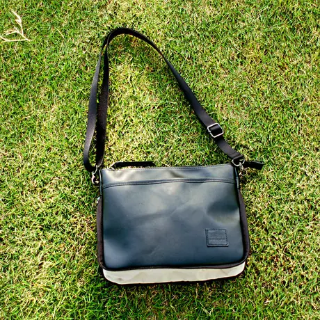 【OUTLET】SA-CHE 広がるサコッシュ 防水レザー  ブラック