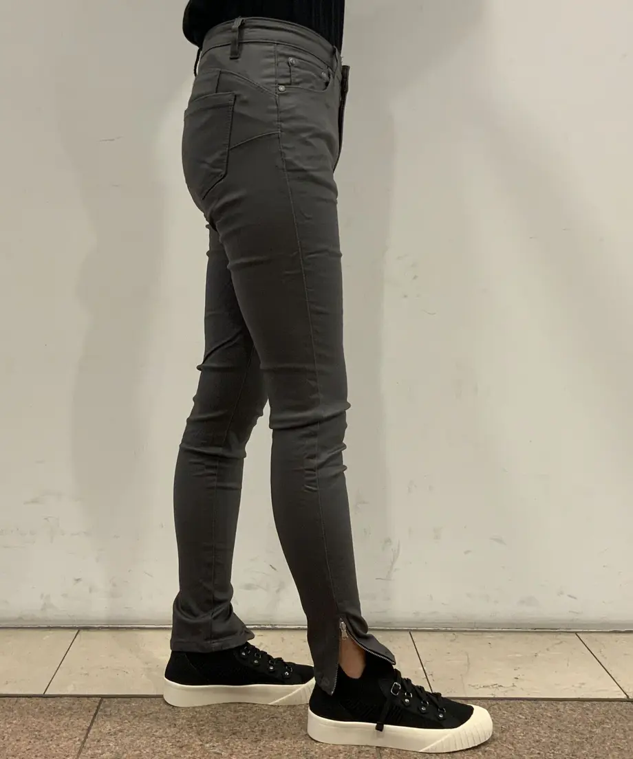 61ab02e84adba03597a04db6