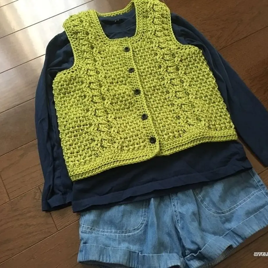 かぎ針編みで編むアラン模様のベスト(子供) かぎ針編み雑貨の編み図 ATELIER *mati* かぎ針編みで編むアラン模様のベスト(子供) かぎ針編み雑貨の編み図 ATELIER *mati*