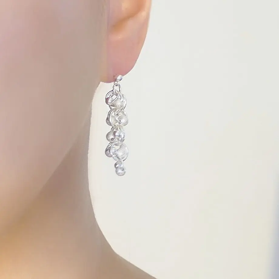 軽やかに揺れるシルバーボールピアス Bk Tky